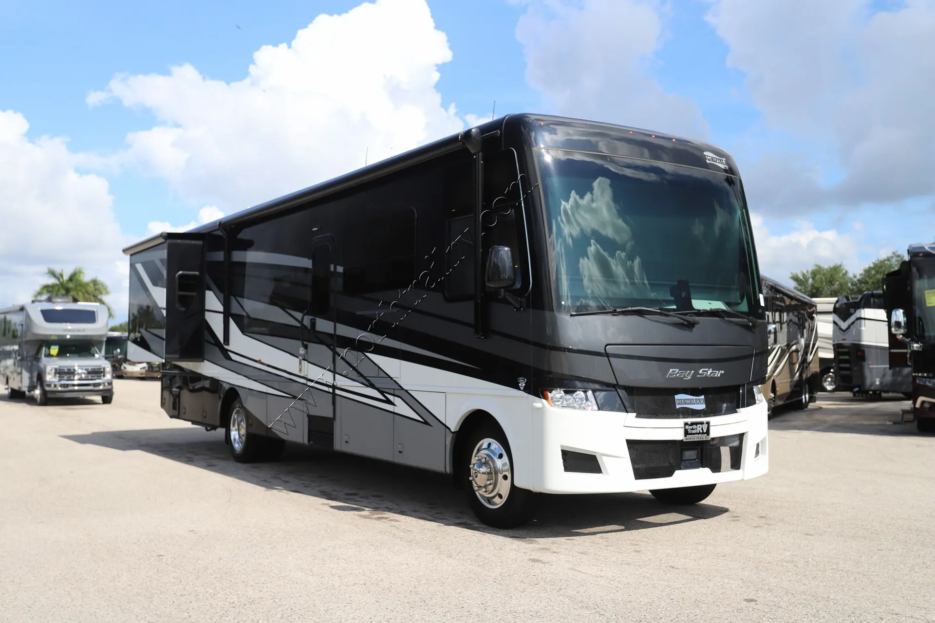 2027 Newmar Bay Star 3640 - Photo 3