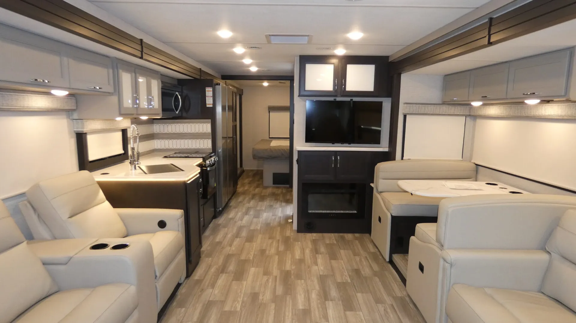 2026 Thor Motor Coach Luminate CC35 - Photo 3
