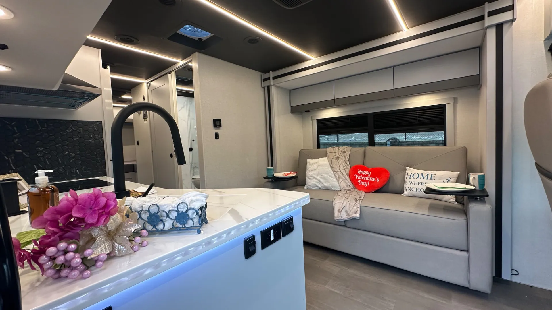 2025 Coachmen Euro 25TB - Photo 4