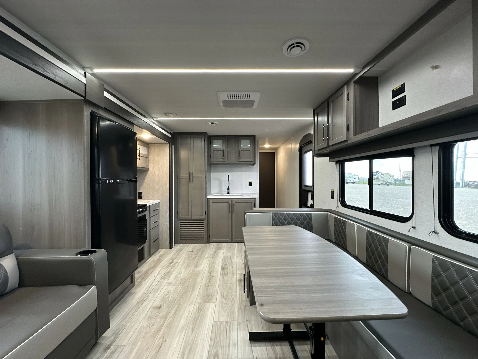 2025 Keystone Hideout East 32TQS — living area main
