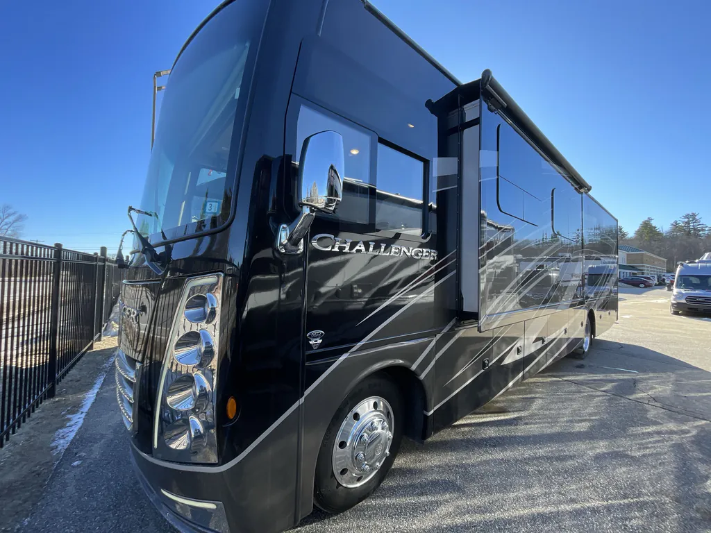 2022 Thor Motor Coach Challenger 35MQ, Photos photo 6