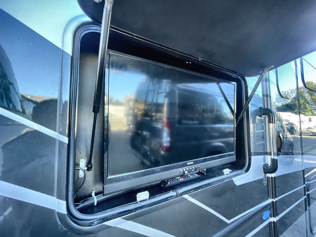 2022 Thor Motor Coach Magnitude RS36, Photos photo 21