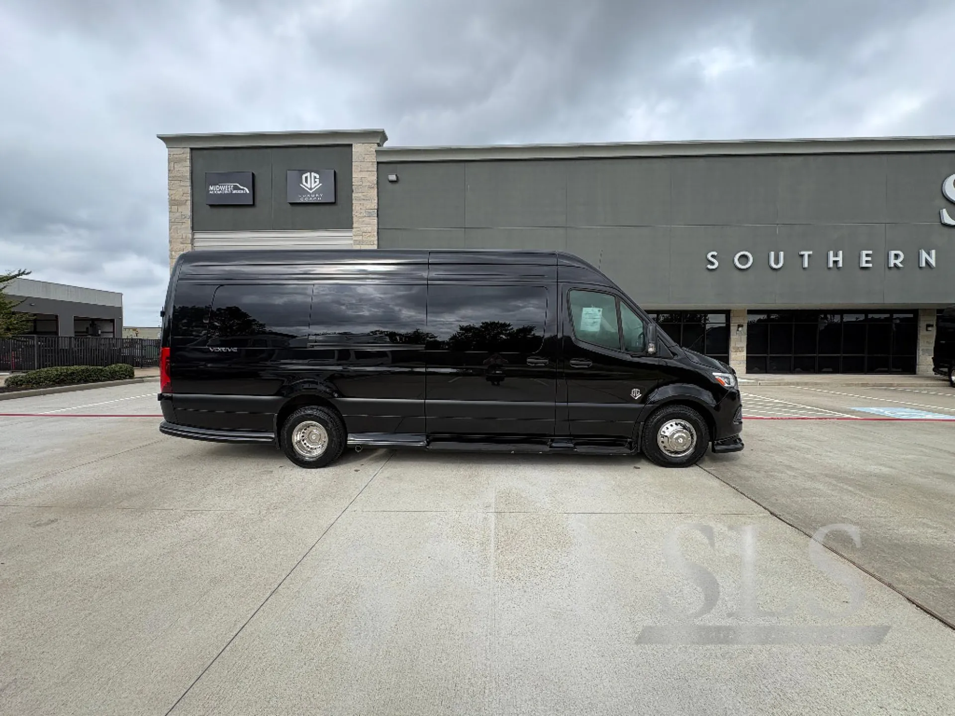 2027 OGV Luxury Coach V-Drive 10RJ - Photo 3