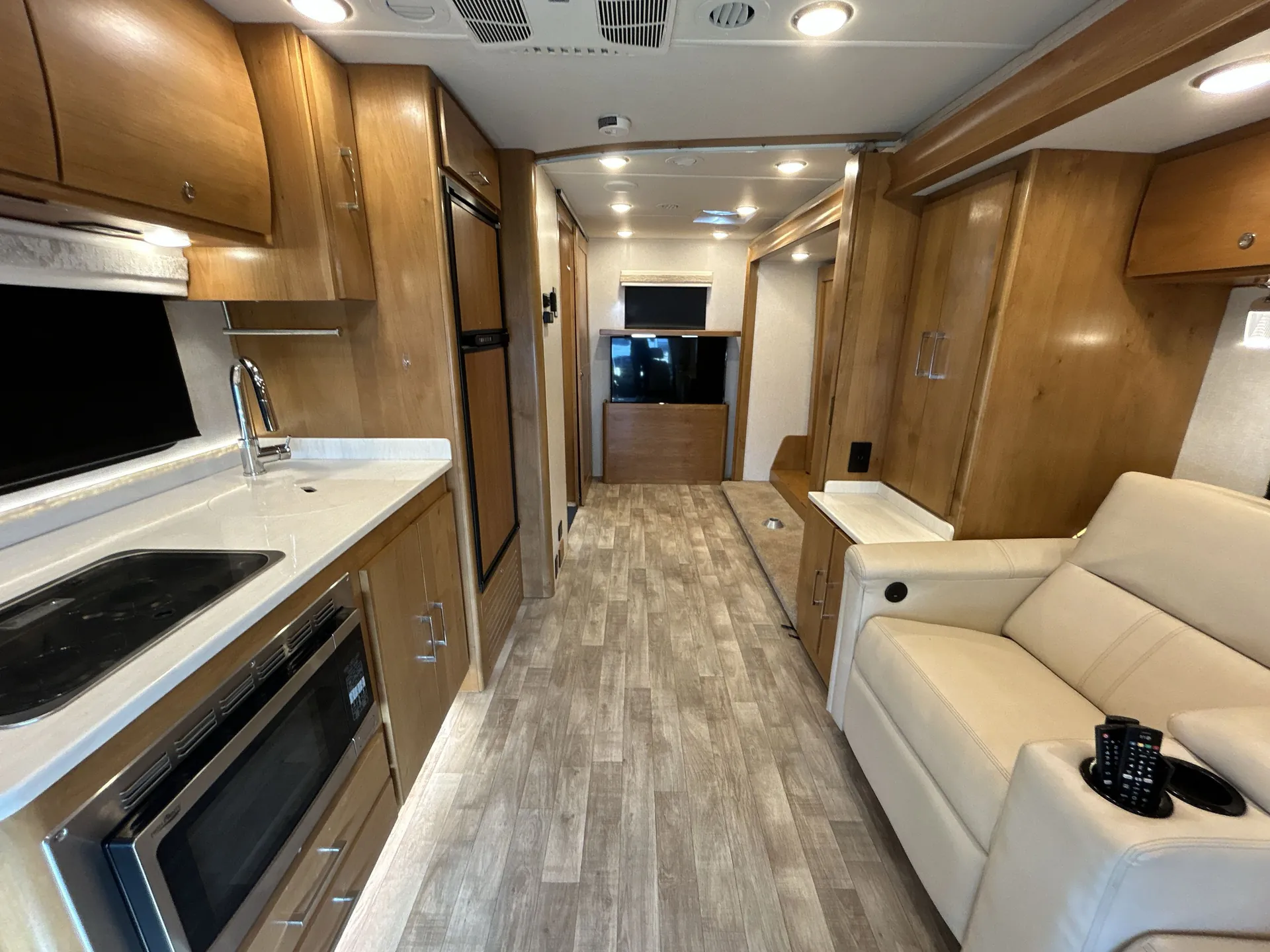 2019 Tiffin Wayfarer 24 FW — living area main