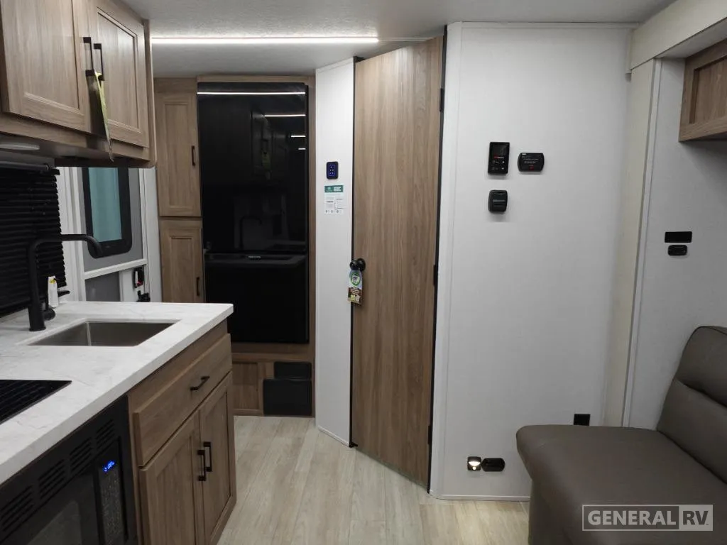 2026 Coachmen Freedom Express Select 19SE - Photo 3