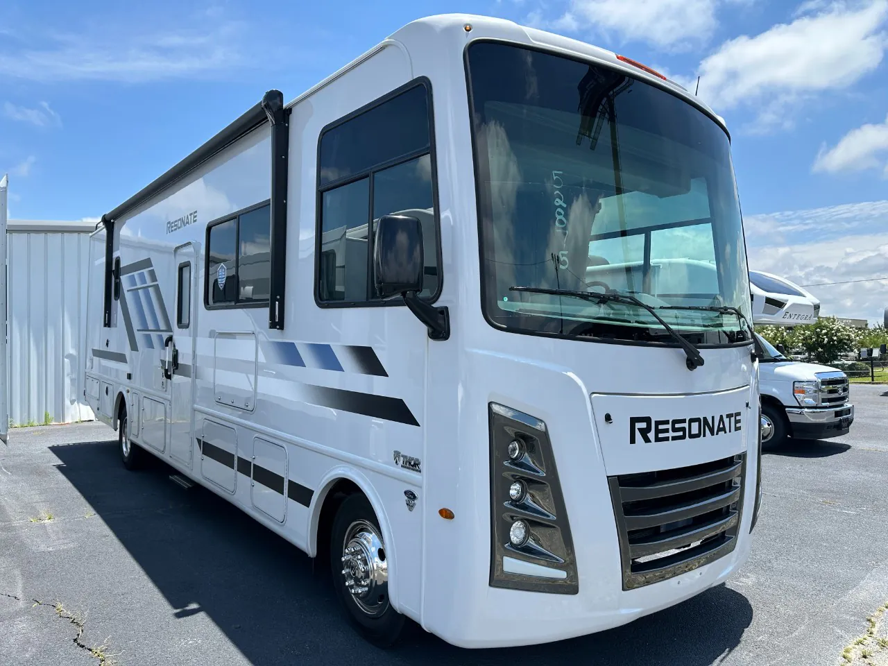 2025 Thor Motor Coach Resonate 32B - Photo 2