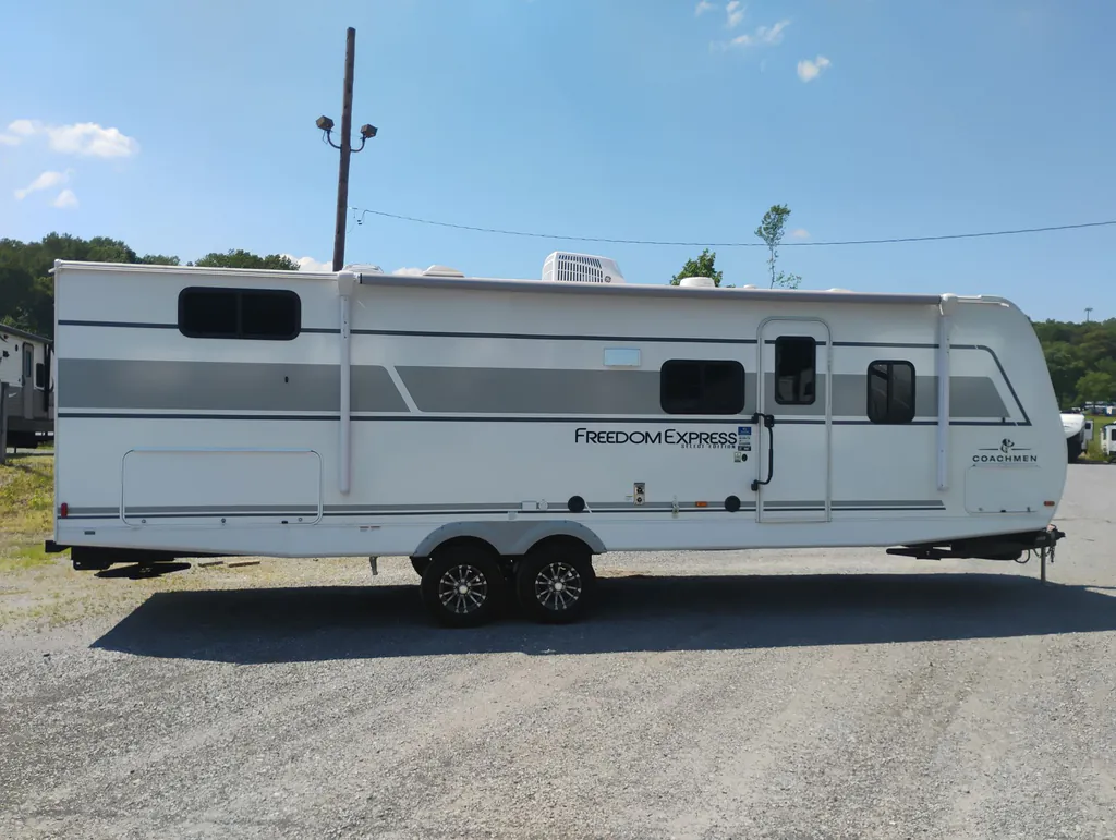 2026 Coachmen Freedom Express Select 30SE, Photos photo 9