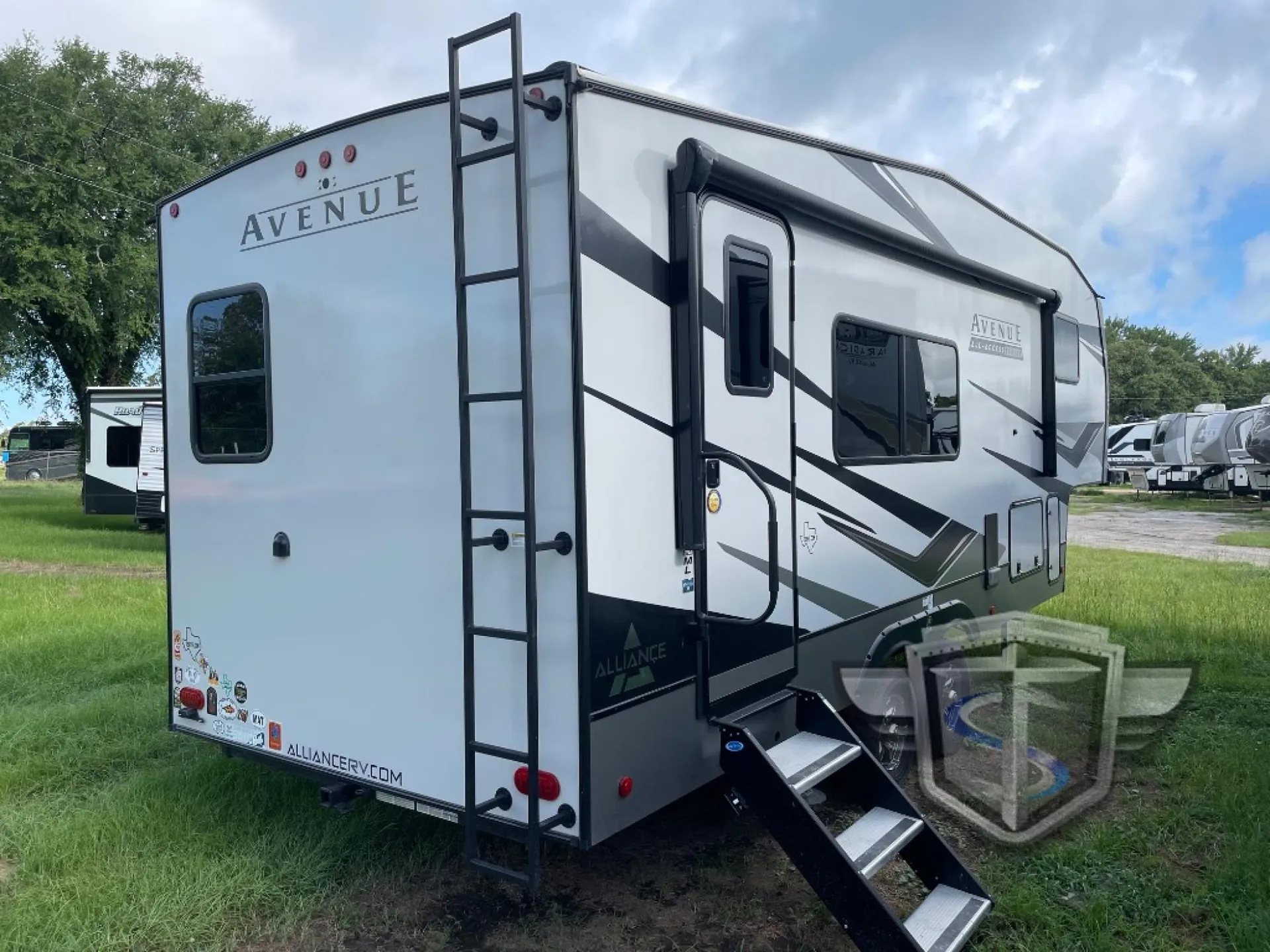2023 Alliance RV Avenue 22ML - Photo 3