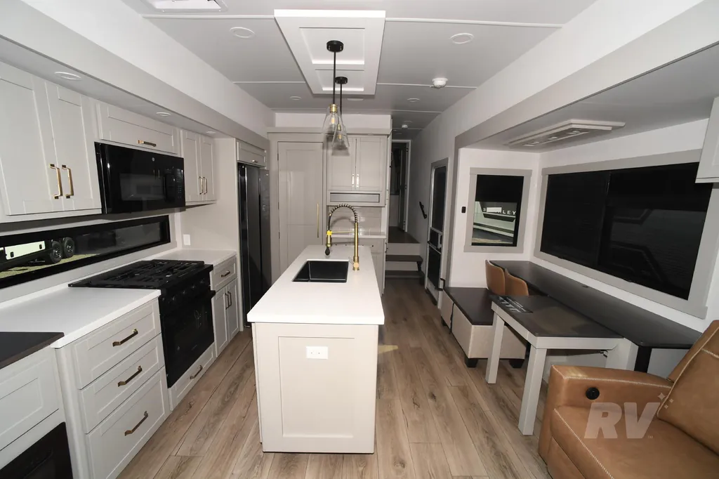 2026 Brinkley Model Z 3600, Photos photo 16