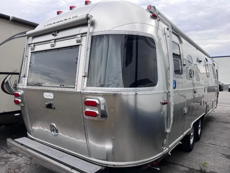 2026 Airstream Flying Cloud 27FB - Photo 3