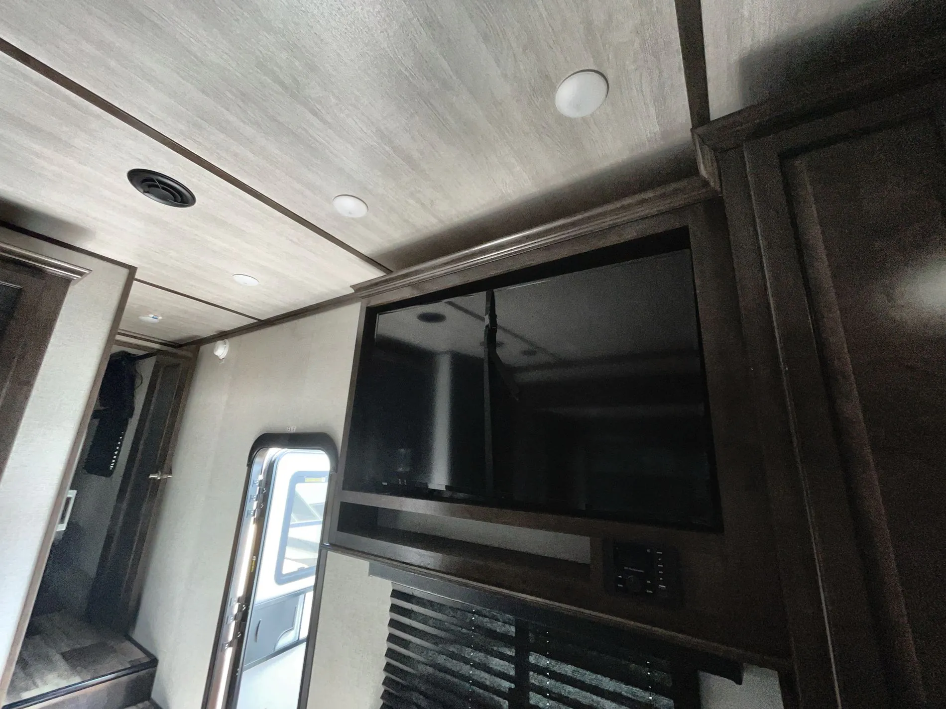 2021 Dutchmen Voltage Triton 3521 - Photo 4