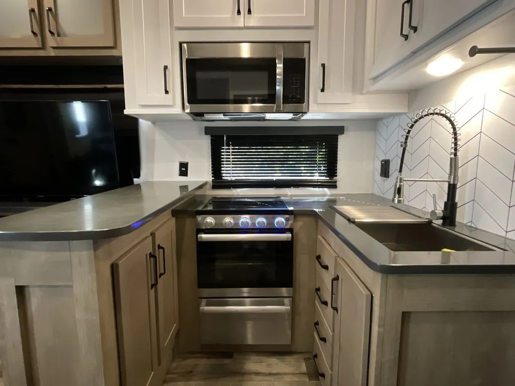 2022 Keystone Raptor 351, Photos photo 13