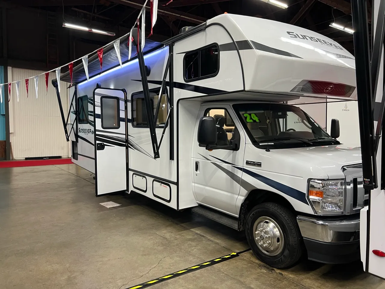 2024 Forest River Sunseeker 2950 LE - Photo 4