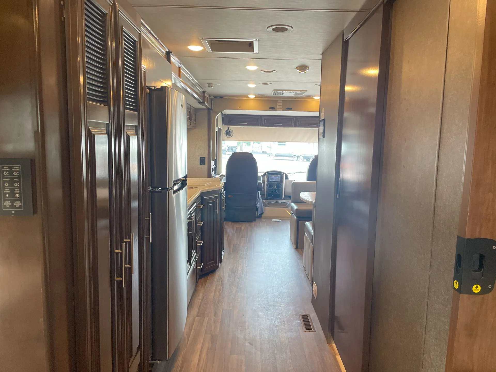 2019 Thor Motor Coach Miramar 32.2 — living area main