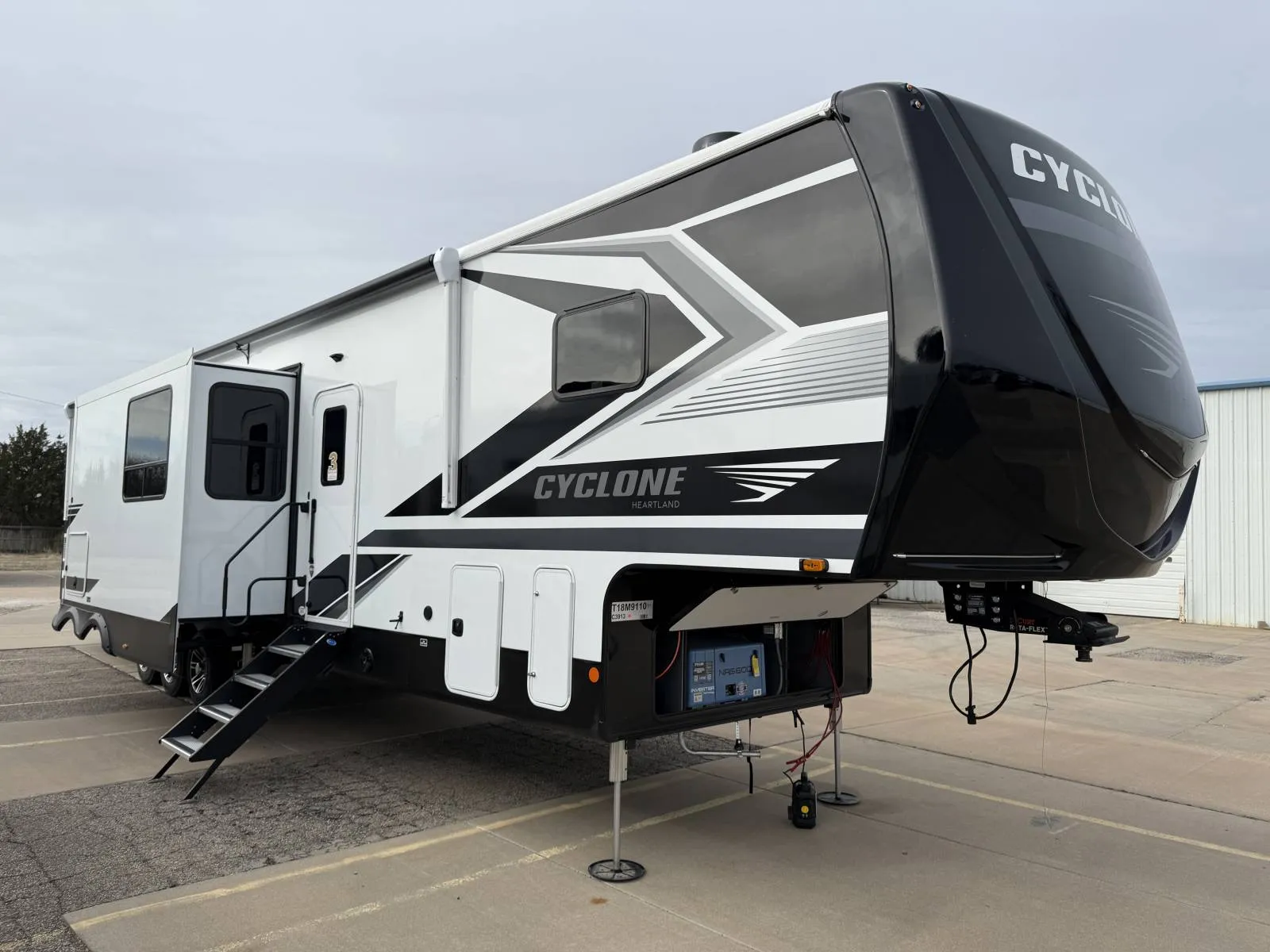 2026 Heartland CYCLONE C3913 - Photo 2