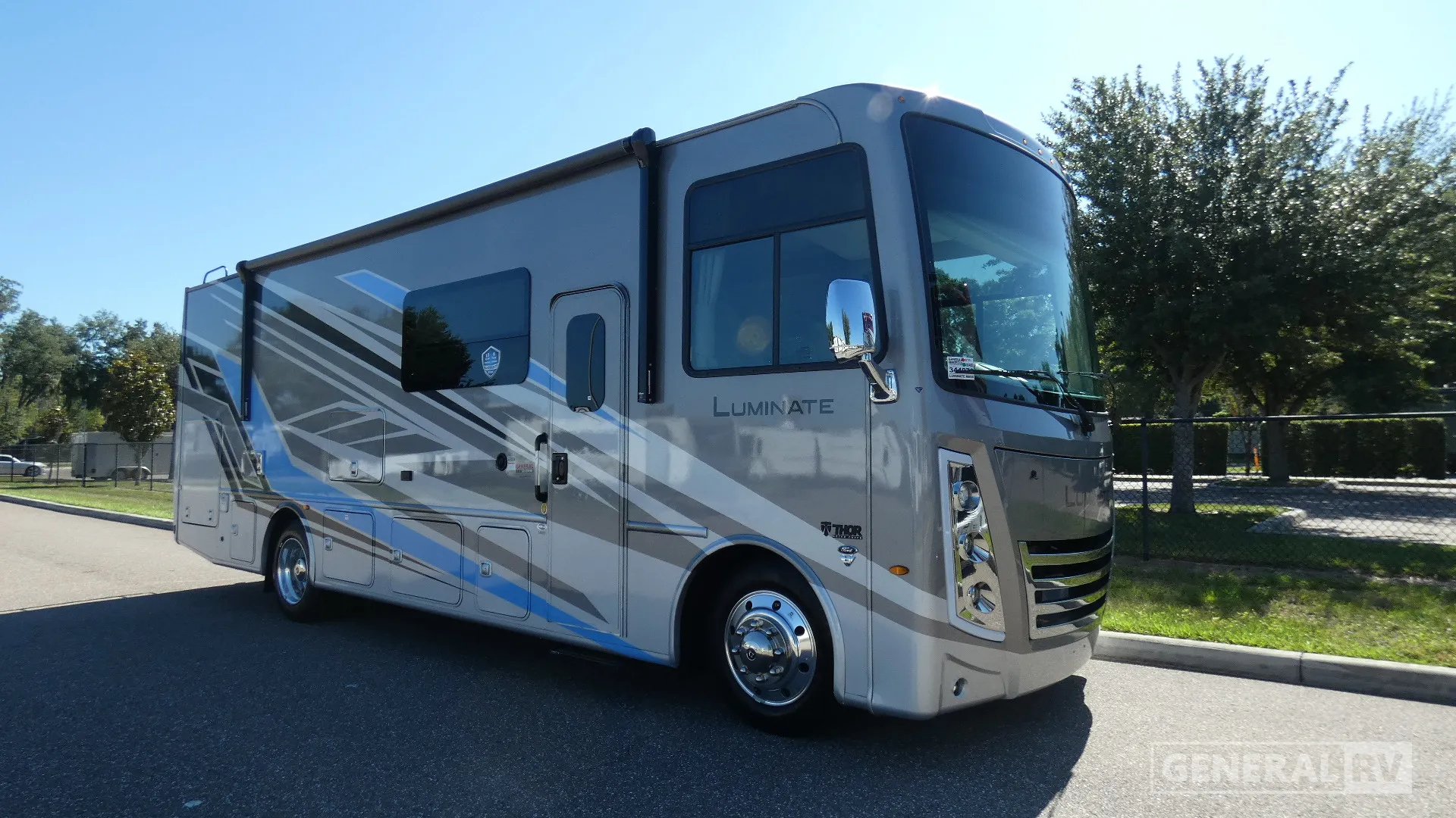 2027 Thor Motor Coach Luminate MM30 - Photo 2
