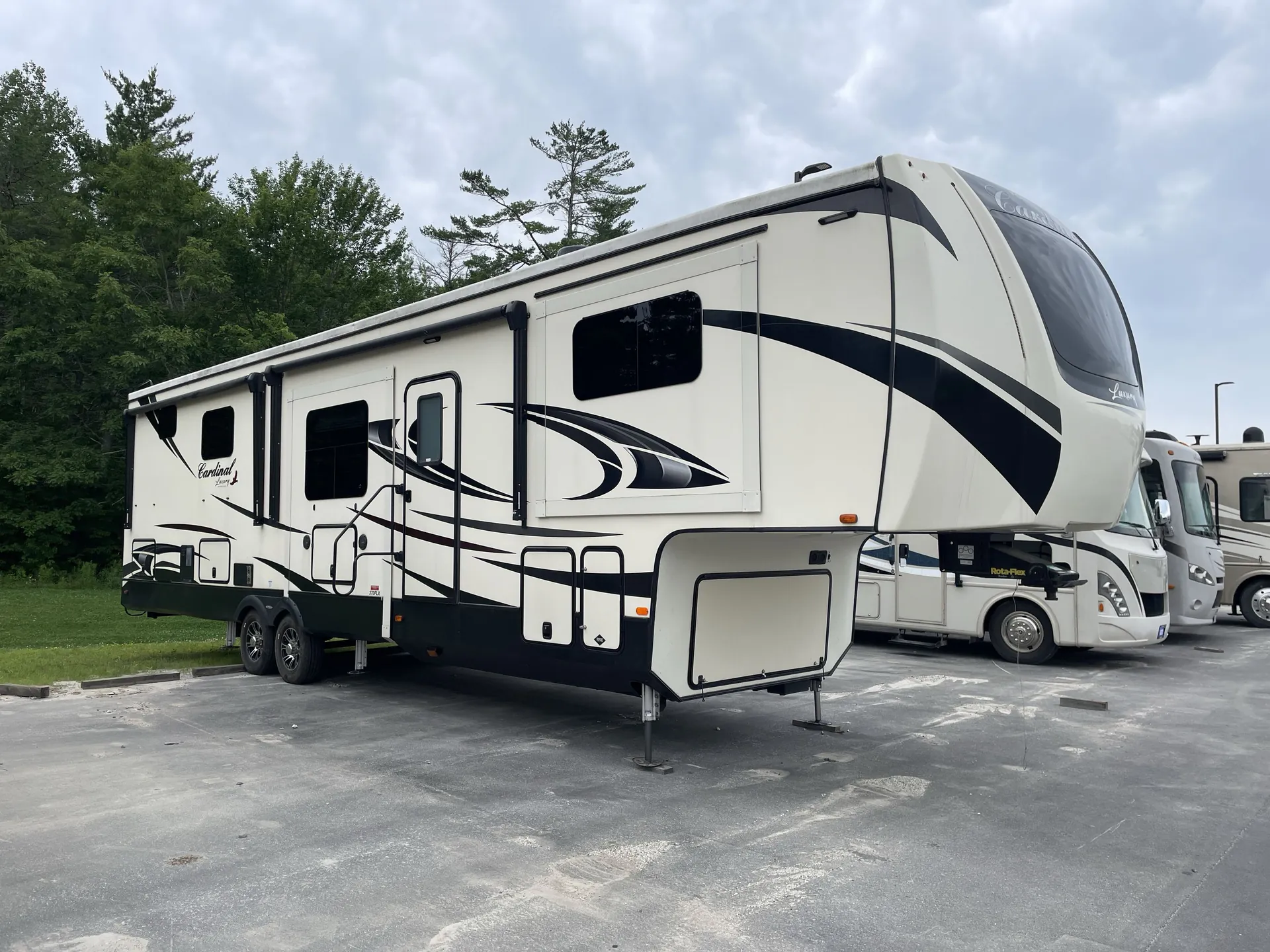 2020 Forest River Cardinal Luxury 370FLX - Photo 2