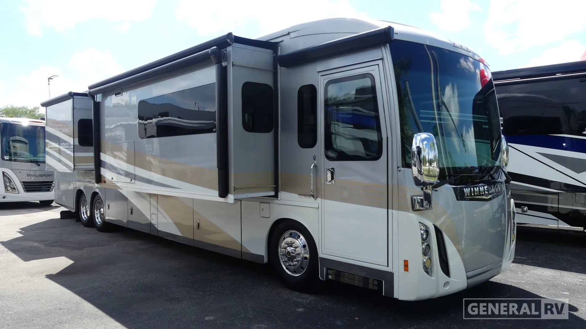 2017 Winnebago TOUR 42QD - Photo 2