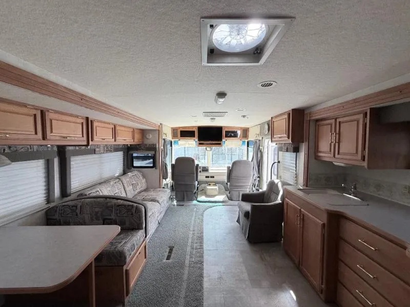 2005 Winnebago Sightseer 34A - Photo 3