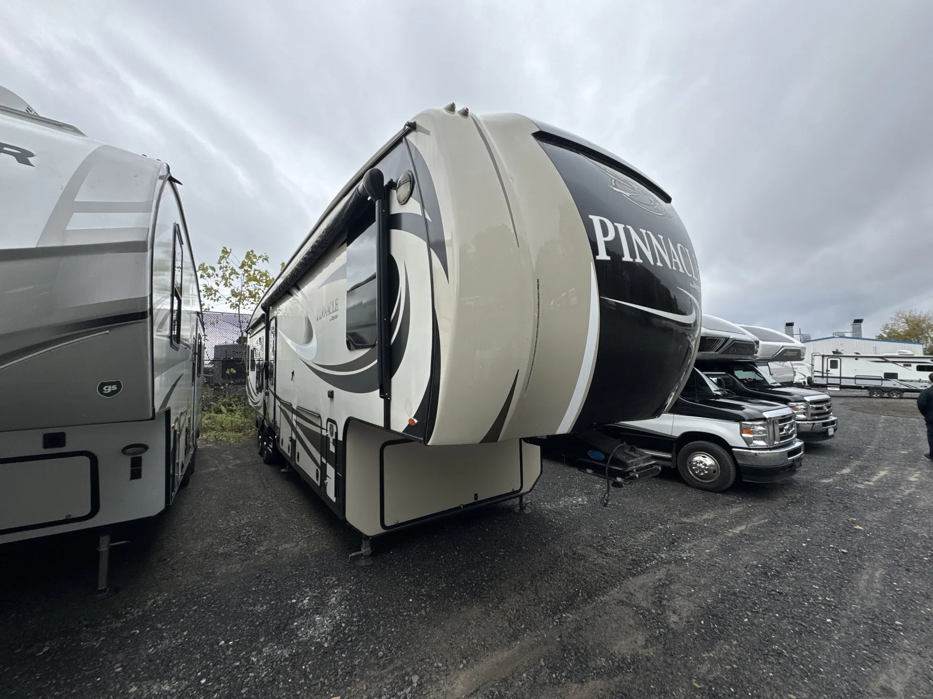 2017 Jayco Pinnacle 37RSTS - Photo 2