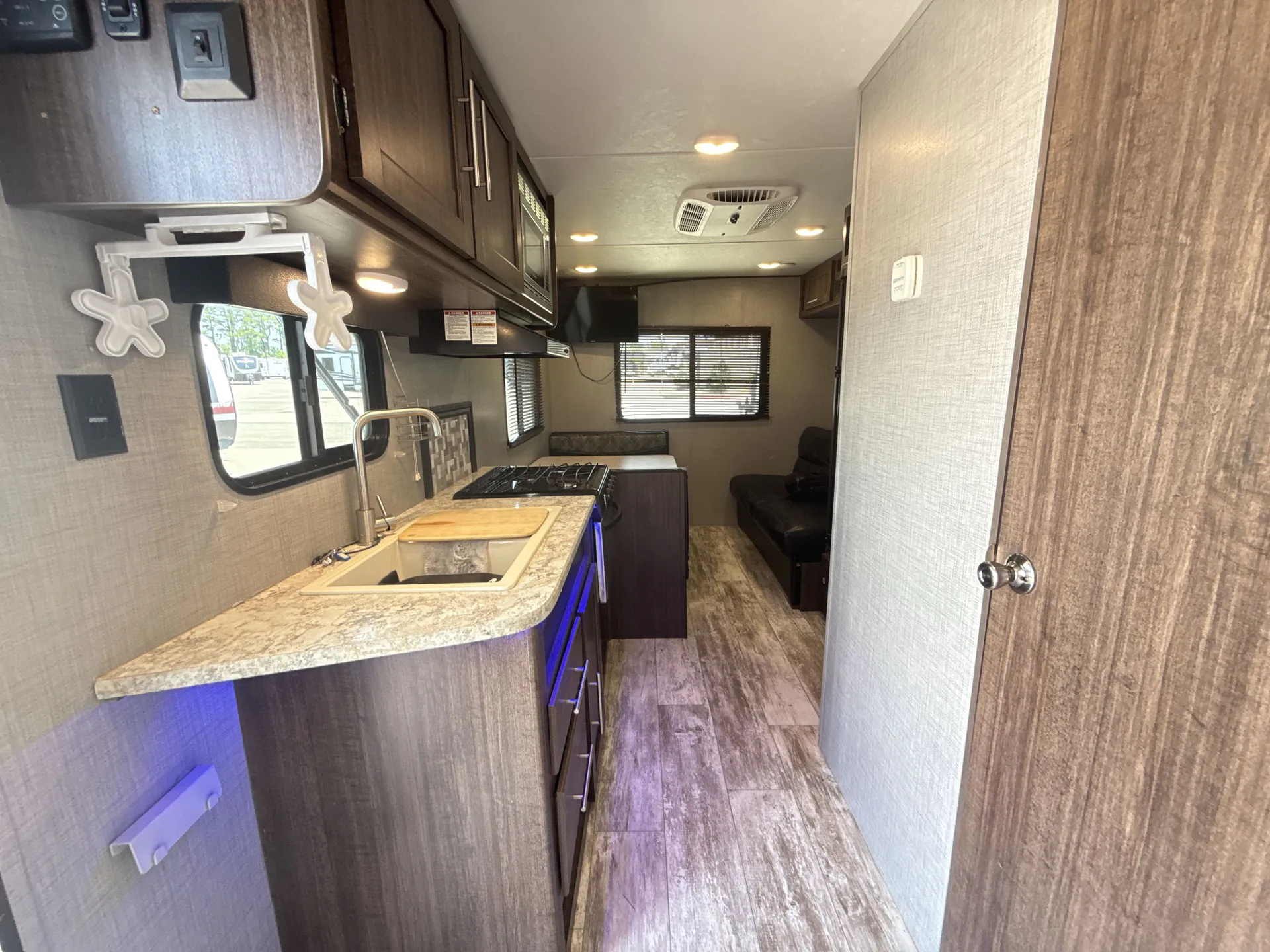 2018 CrossRoads Zinger 211RD - Photo 3