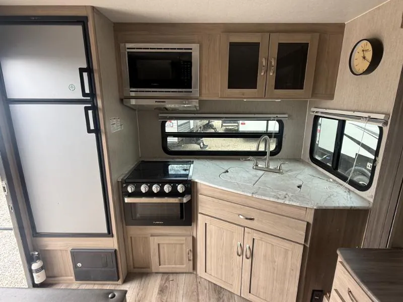2021 Coachmen Freedom Express Ultra Lite 246RKS - Photo 4
