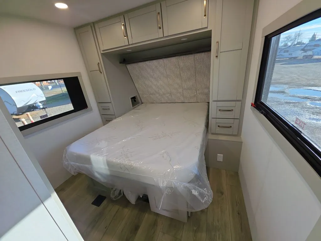 2026 Brinkley Model Z Air 297, Photos photo 9
