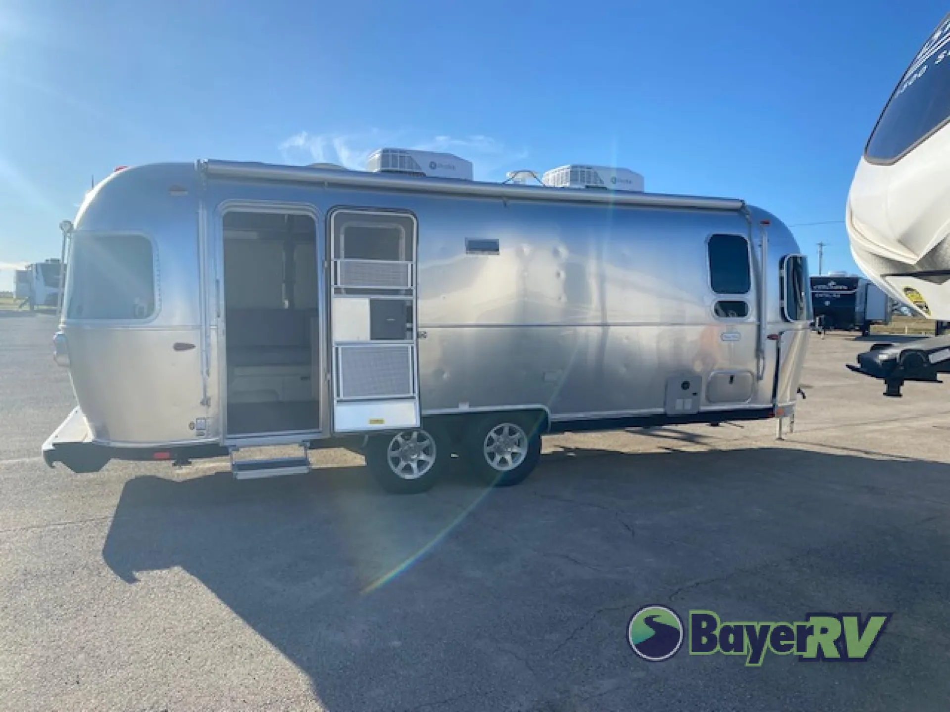 2025 Airstream Flying Cloud 25FB Twin - Photo 2