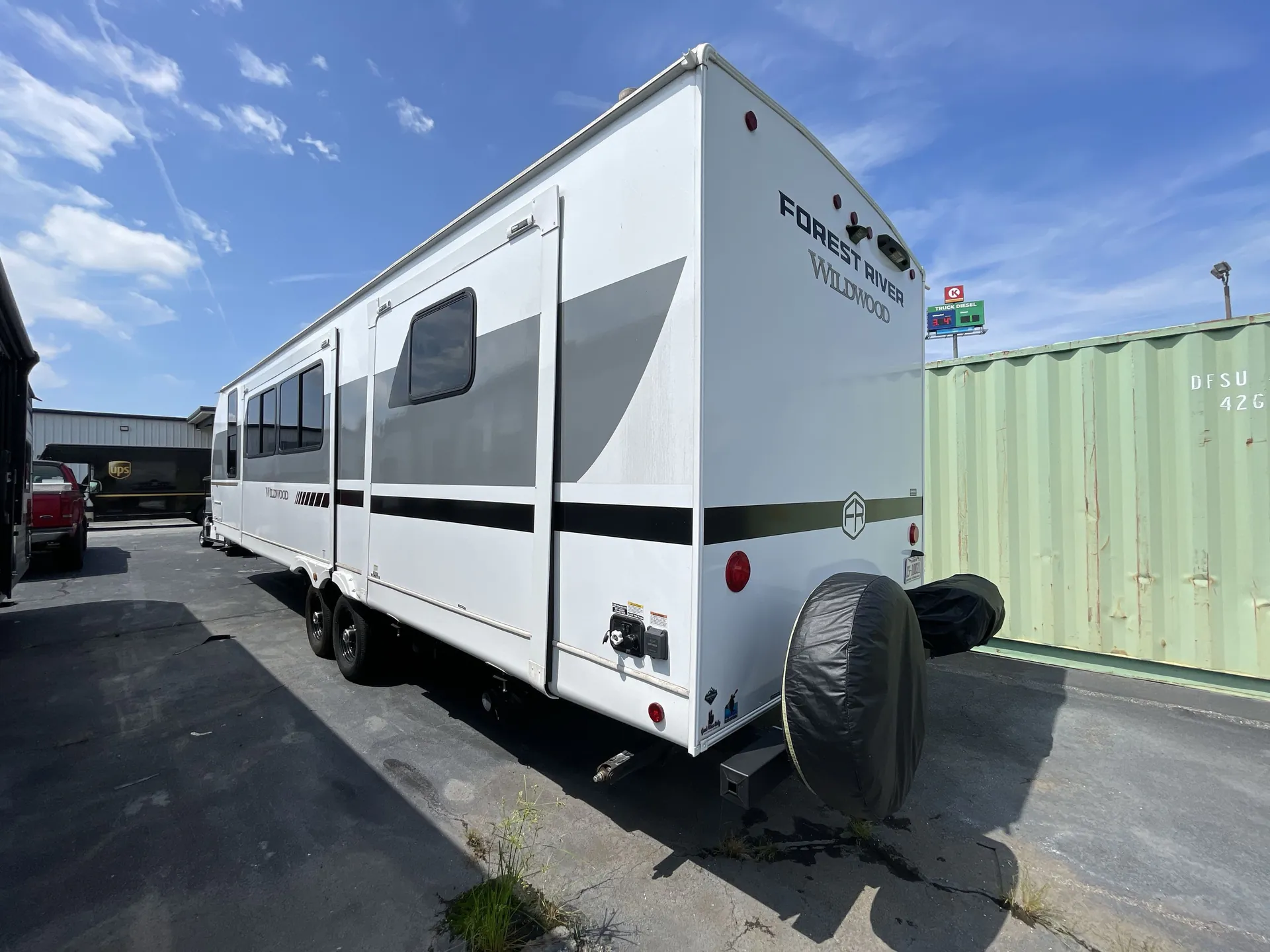2025 Forest River Wildwood 31KQBTS — off campside