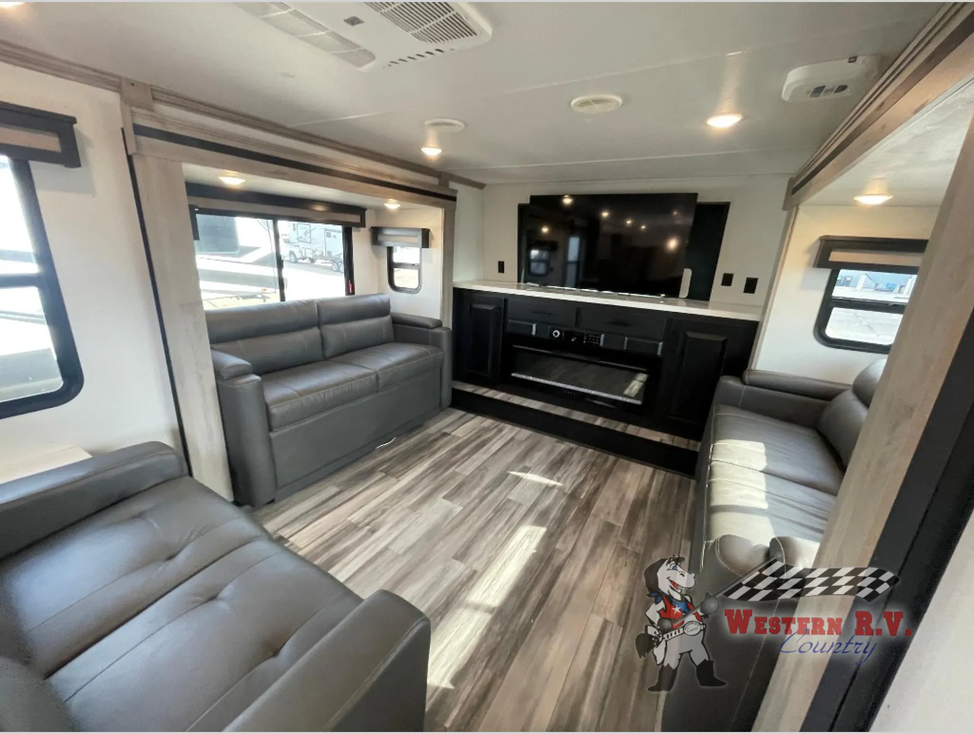 2024 Heartland Big Country 3905FL - Photo 3