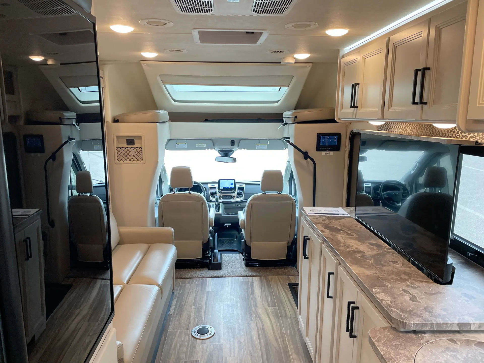 2022 Thor Motor Coach Gemini 23TE — living area main