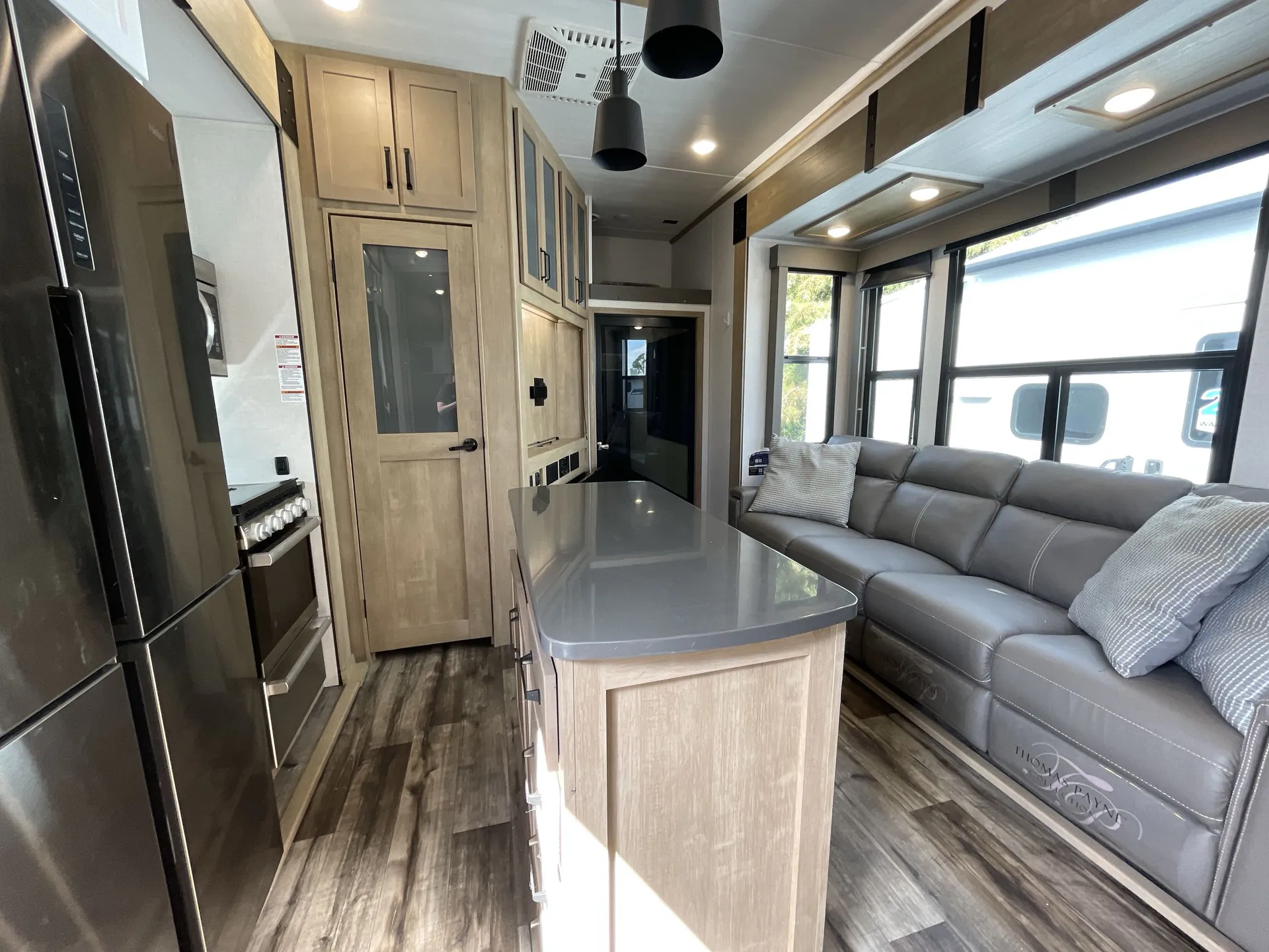 2023 Keystone Raptor 420 — front
