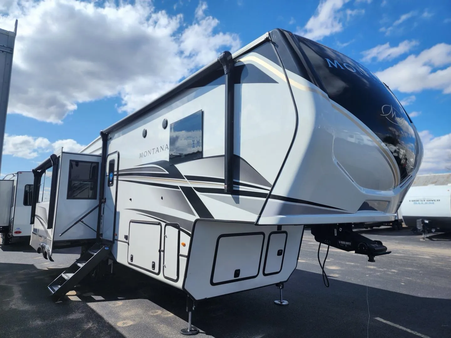 2025 Keystone Montana 3123RL - Photo 2