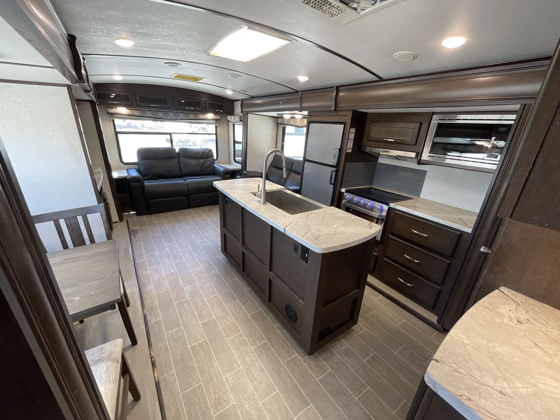 2020 Dutchmen Atlas 3302RL — living area main