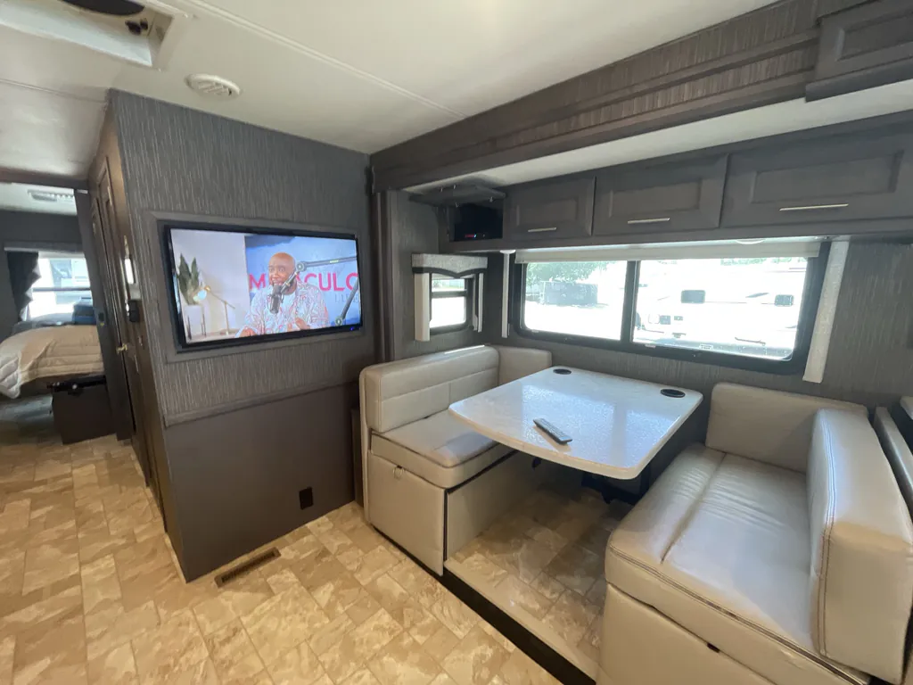 2021 Thor Motor Coach Challenger 35MQ, Photos photo 12