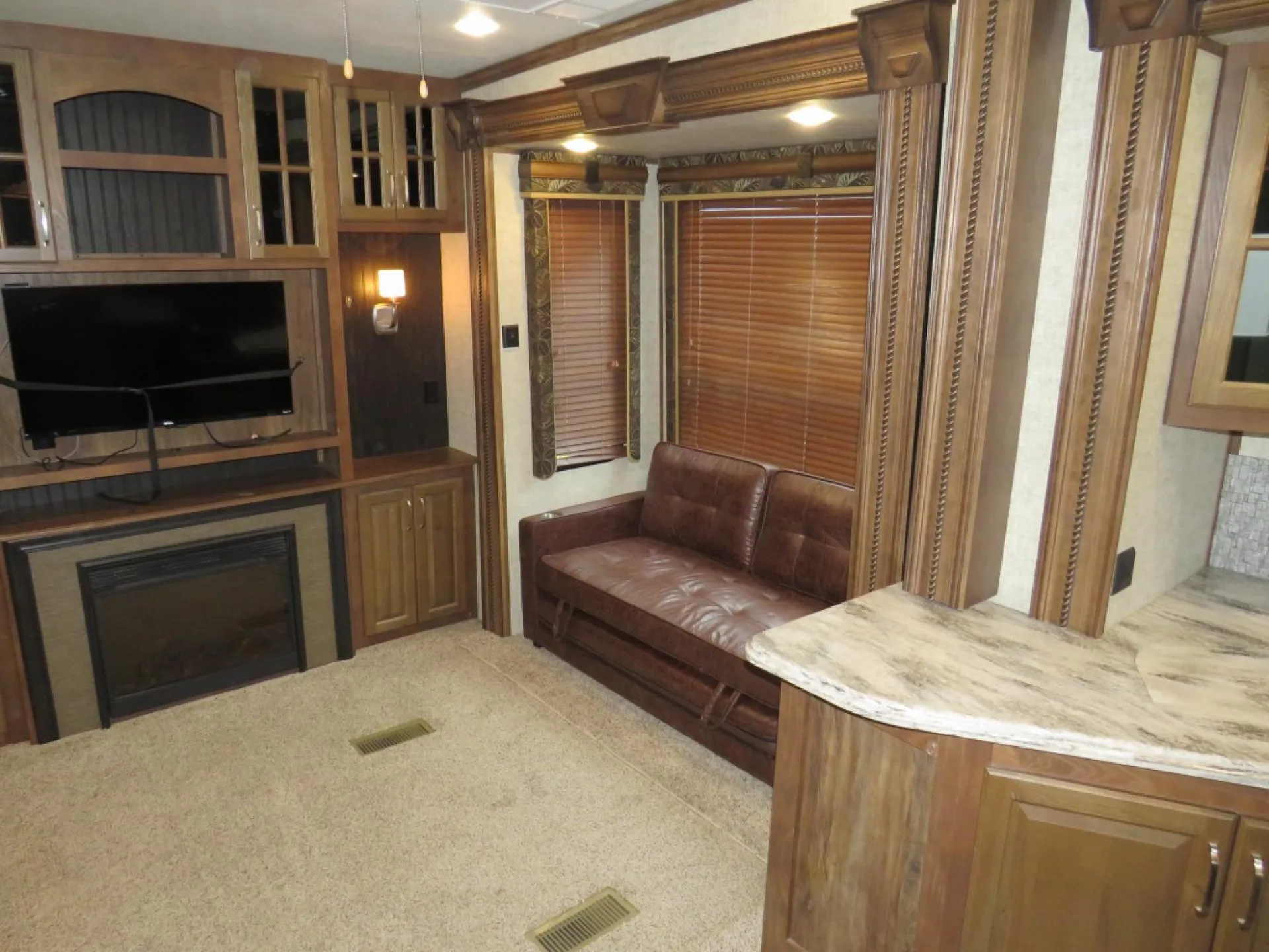 2015 Keystone Alpine 3535RE - Photo 3
