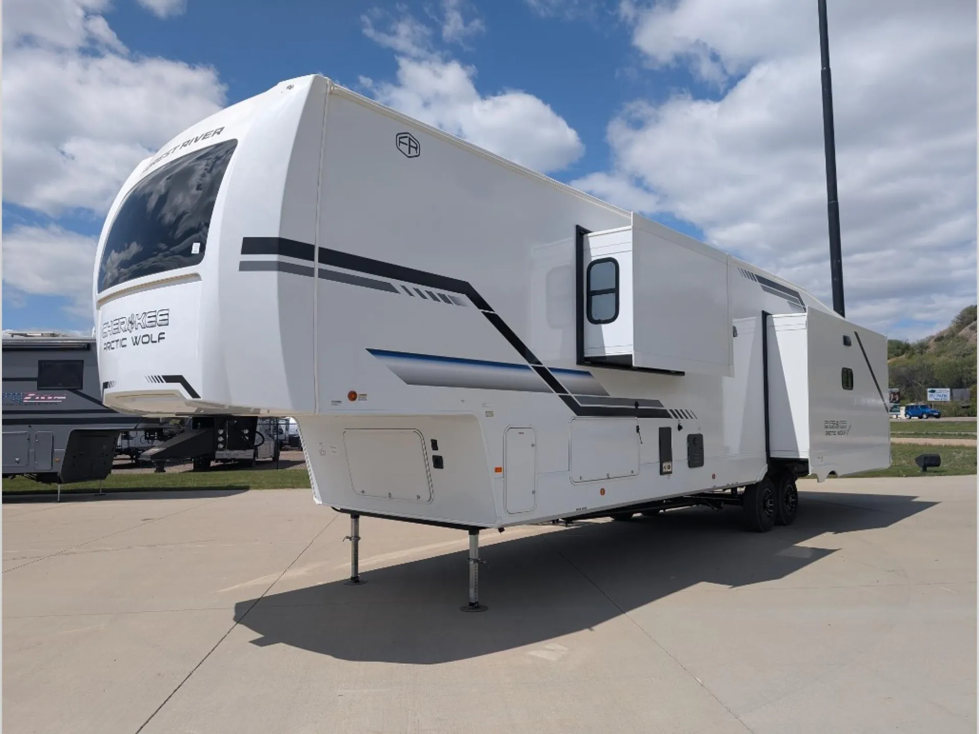 2026 Forest River Cherokee Arctic Wolf 38LEAHG - Photo 4