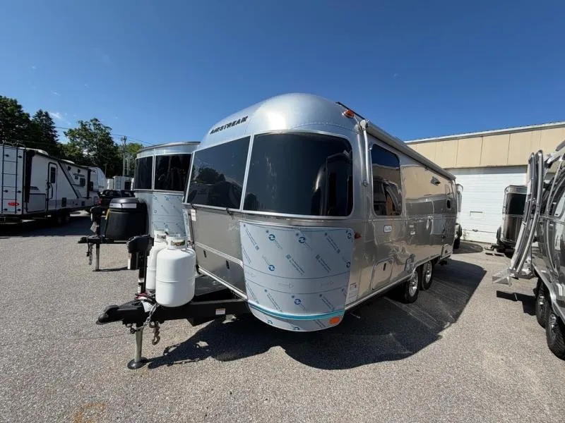 2026 Airstream Flying Cloud 25FB Twin - Photo 3