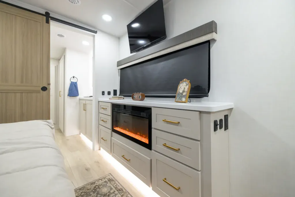 2027 Forest River Rockwood Signature 401SFB, Photos photo 6