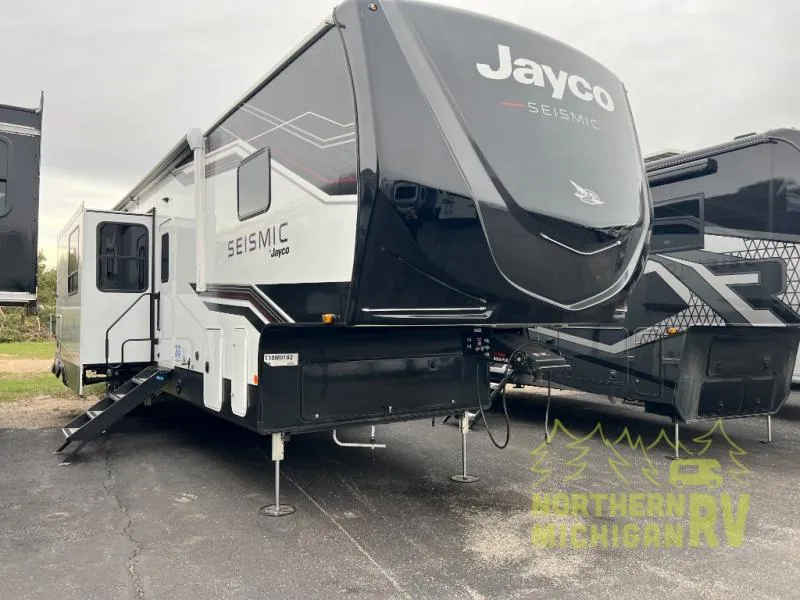 2026 Jayco Seismic 399 - Photo 2
