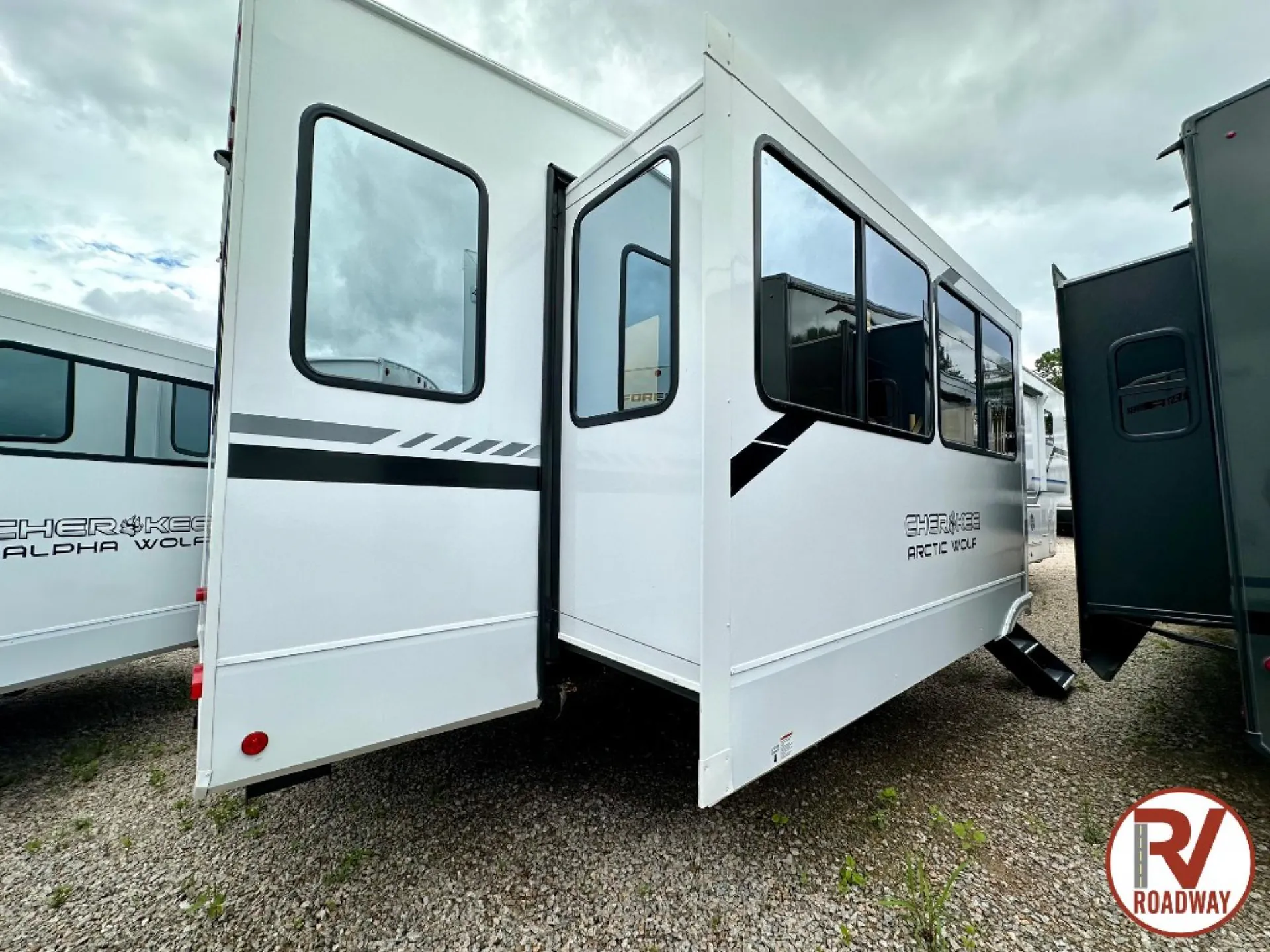 2026 Forest River Cherokee Arctic Wolf 3650SUITE - Photo 3