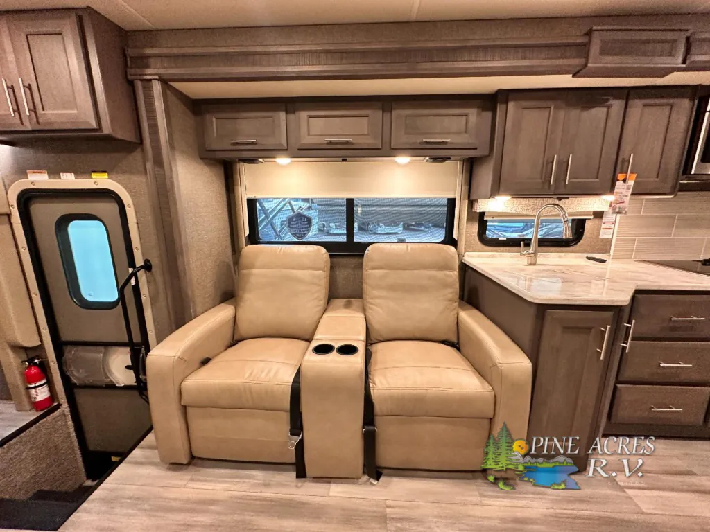2022 Thor Motor Coach Challenger 35MQ, Photos photo 19