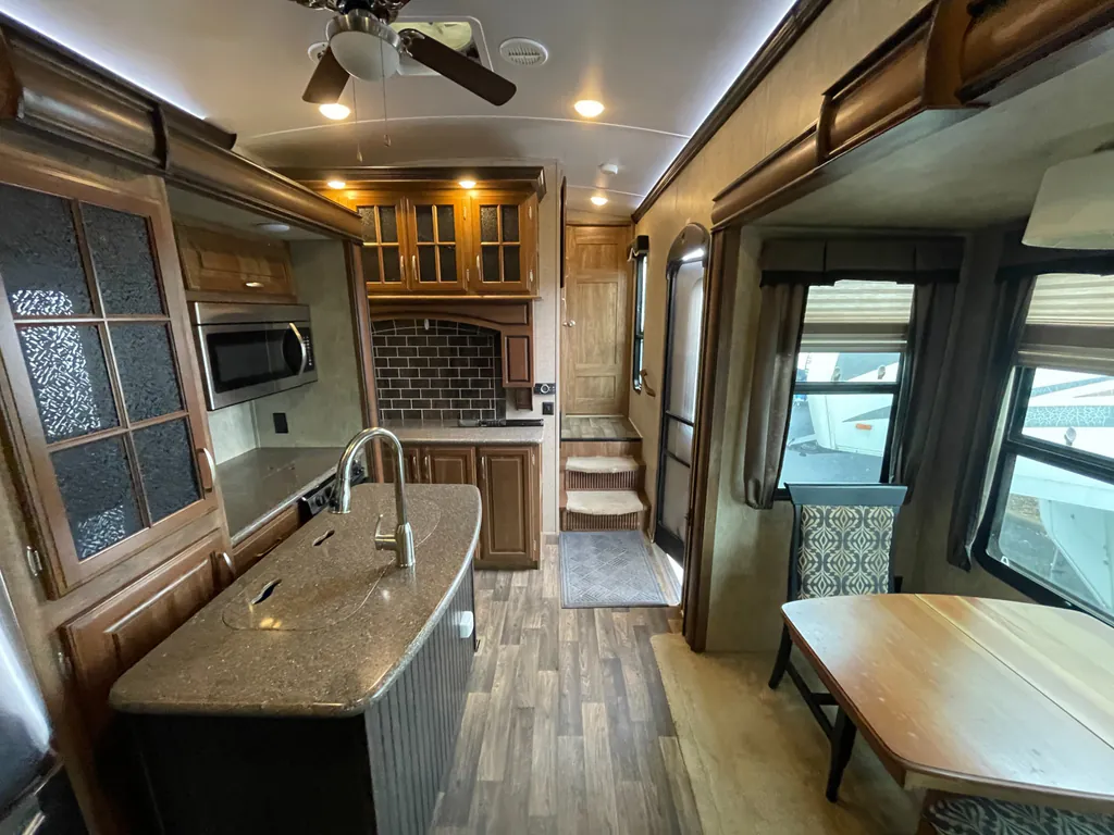 2015 Keystone Montana 3100RL, Photos photo 2