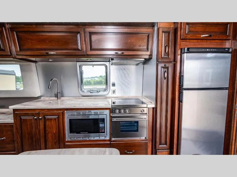 2020 Airstream Classic 33FB - Photo 4