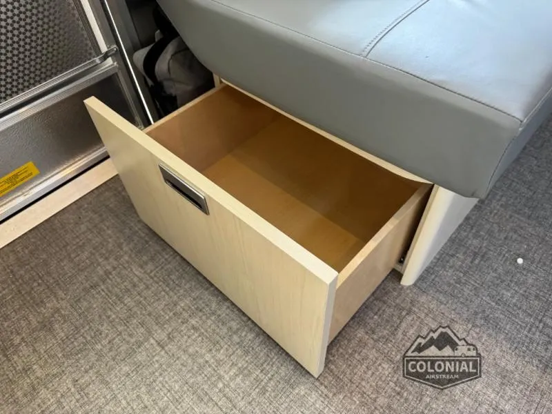 2026 Airstream Flying Cloud 27FB - Photo 3