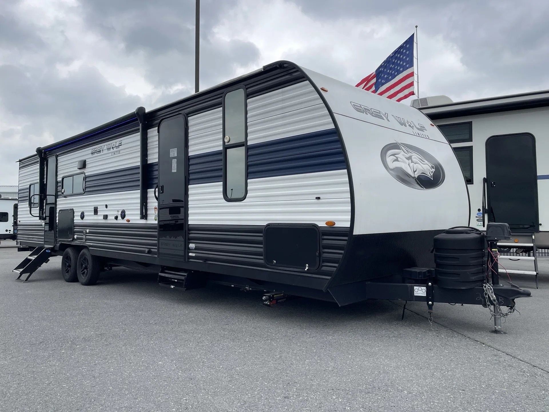 2024 Forest River Cherokee Grey Wolf Black Label 29QBBL - Photo 2
