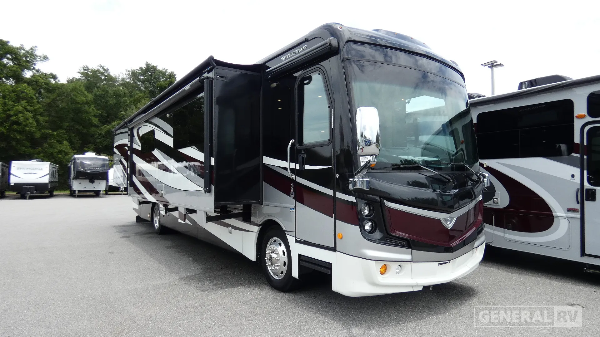 2017 Fleetwood Discovery 39F - Photo 2