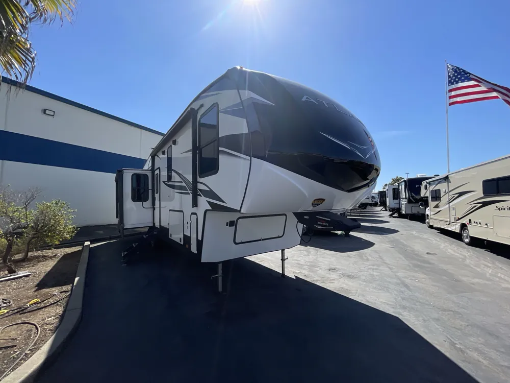 2022 Dutchmen Atlas 3172RLKB - Photo 2