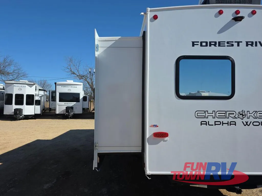 2026 Forest River Cherokee Alpha Wolf 33BH, Photos photo 6