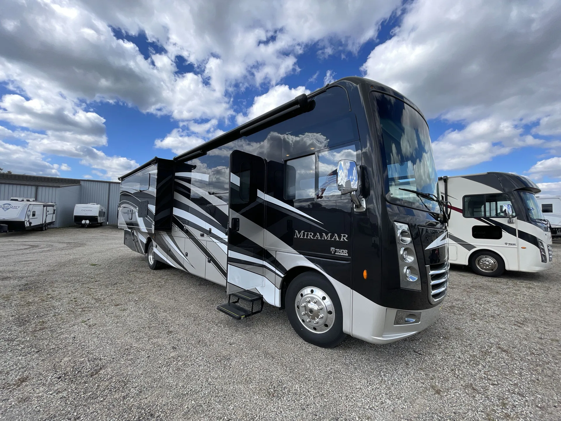 2019 Thor Motor Coach Miramar 37.1 - Photo 2